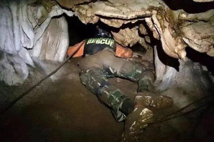 泰国13个小孩被困山洞「泰国12名少年被困洞穴18天获救3年后真相曝光堪比恐怖片」