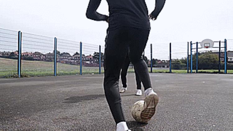 足球怎么穿裆过人「花式足球技巧之五个简单的穿裆过人动作」