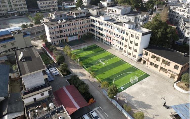 我们学校的足球场「这就是我们梦中的球场2万多网友聚力建成了一座山区小学足球场」