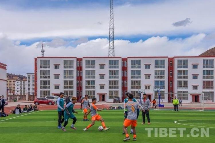 西藏芒康春天里的足球联谊赛