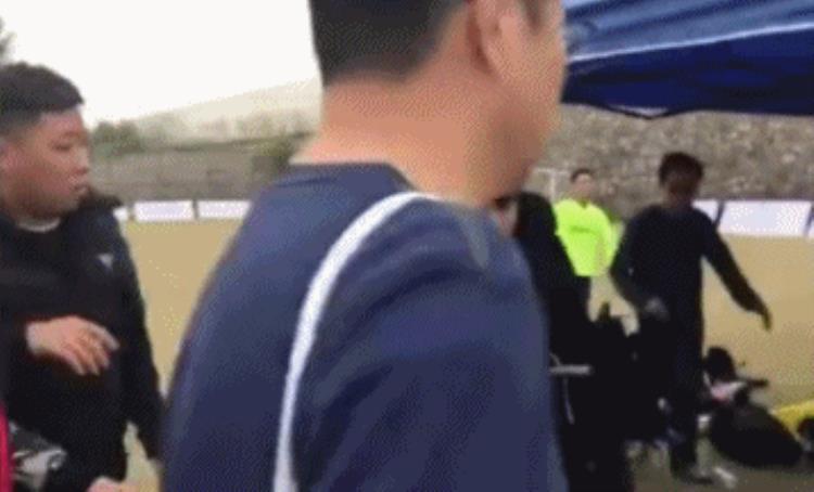 足球运动员打架「江苏业余足球比赛爆发群殴球员场上飞踹对手场下抡起椅子就砸」