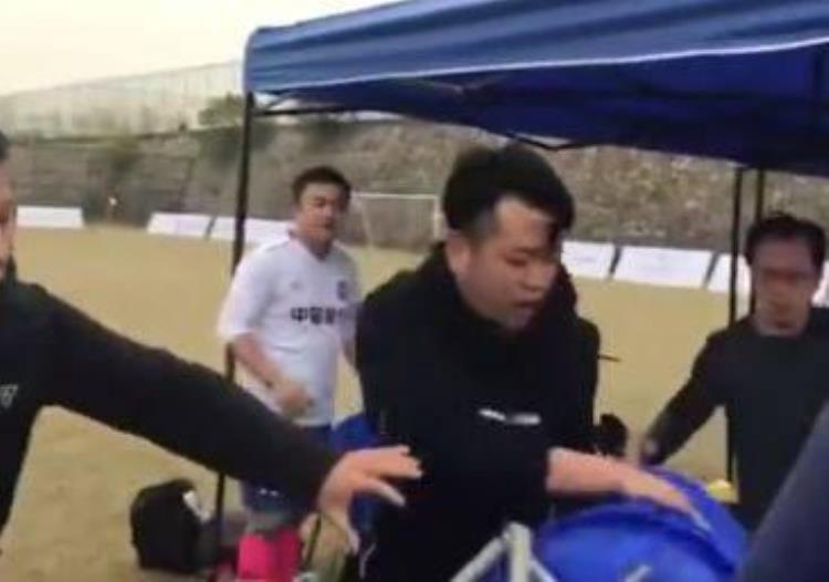 江苏业余足球比赛爆发群殴球员场上飞踹对手场下抡起椅子就砸