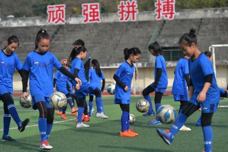 四川内江以足球为媒推动体育事业全面发展