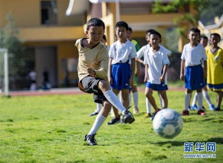 从0到1怒江大峡谷的娃娃有了标准足球场