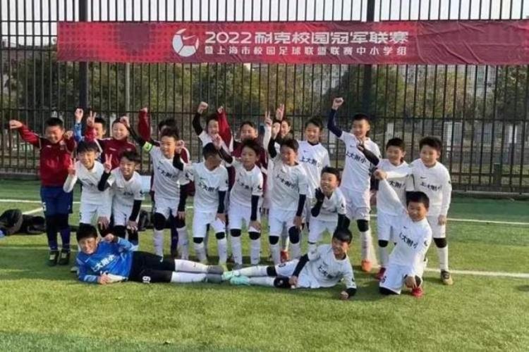 足球王宝山最新消息「未来可期宝山足球小将获市届杯冠军」