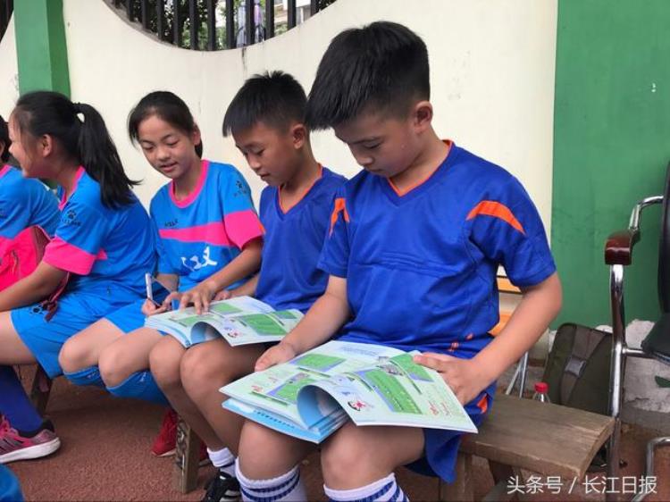 武汉一小学参与编写中小学生终于有了足球教材