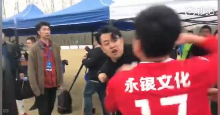 足球运动员打架「江苏业余足球比赛爆发群殴球员场上飞踹对手场下抡起椅子就砸」
