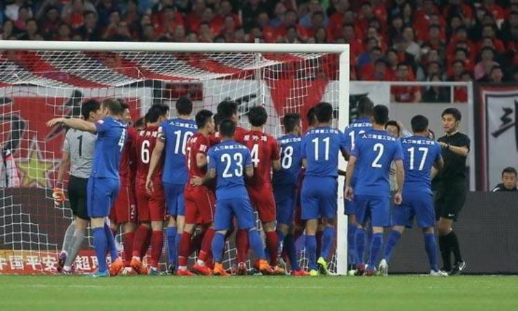 中国足球红与黑「上海足球红与黑强势崛起背后切忌急功近利」
