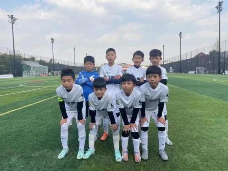 足球王宝山最新消息「未来可期宝山足球小将获市届杯冠军」