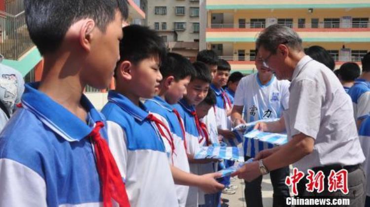 足协副主席走进粤东渔村小学鼓励同学热爱足球