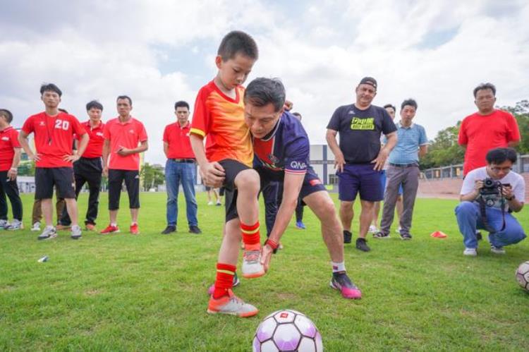 你们就是中国足球未来足球名宿走进里水校园传授踢足球实用技巧