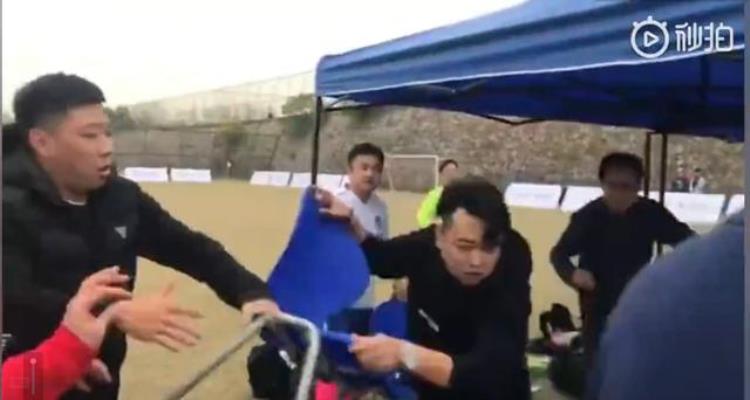 足球运动员打架「江苏业余足球比赛爆发群殴球员场上飞踹对手场下抡起椅子就砸」