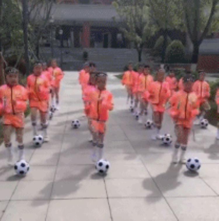 小学的足球操「5分钟都没碰一下球小学生足球操火爆网络中国足球真没救了」
