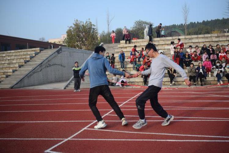 封校后师生过得怎么样看九巨龙这两所学校运动会就知道了