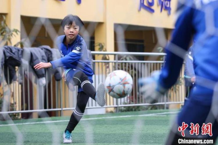 彝族女子足球队「贵州毕节乡村小学里的女子足球队」