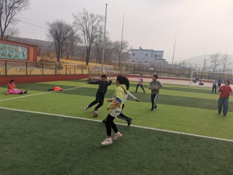 严寒挡不住绿茵赛场上的激情海阳朱吴二小学举行冬季校园足球比赛