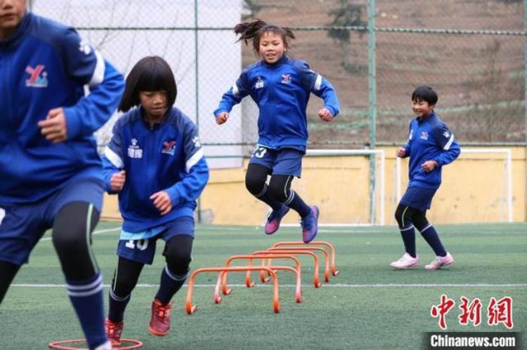 贵州毕节乡村小学里的女子足球队
