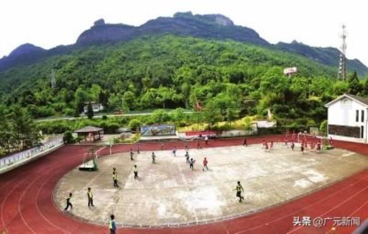 大山里的足球少年「燃爆了广元大山里的足球小将」