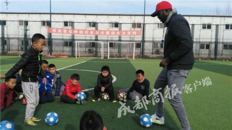 非洲富二代北漂做足球教练记者走进非洲小伙李卡德在北京的家