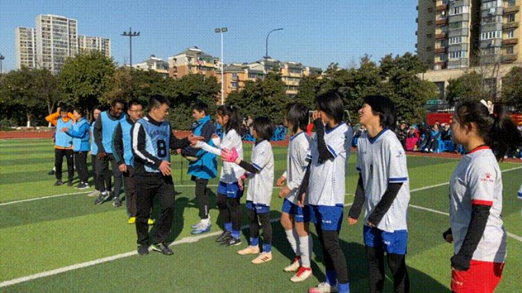 景芳中学足球队「一年一度的师生足球对抗赛成了景芳中学最受欢迎的减压课」