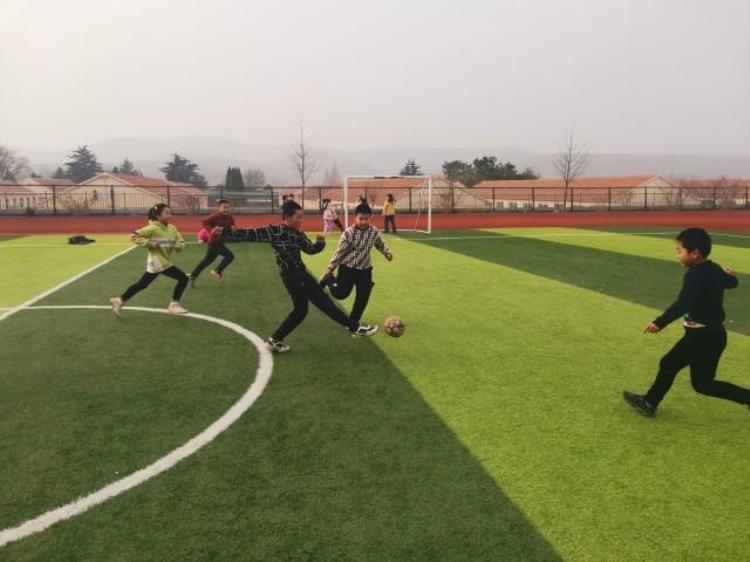 严寒挡不住绿茵赛场上的激情海阳朱吴二小学举行冬季校园足球比赛