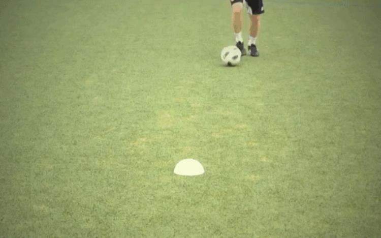 足球怎么转身「维维足球转身教程最简单实用的回拉转身拉球转身教学」