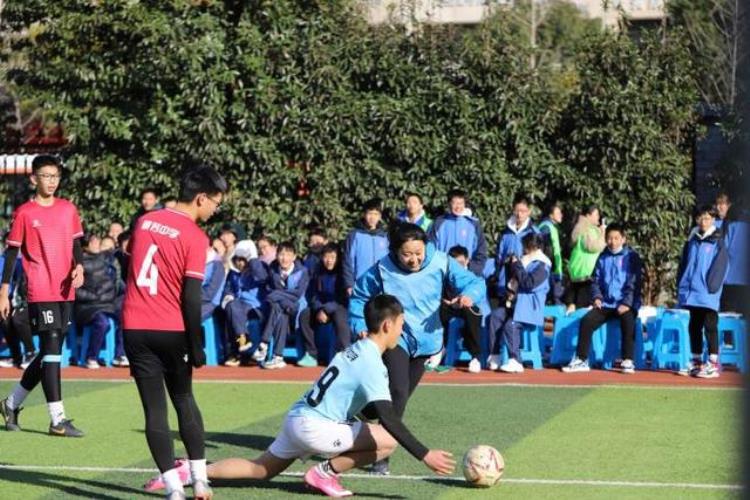 景芳中学足球队「一年一度的师生足球对抗赛成了景芳中学最受欢迎的减压课」