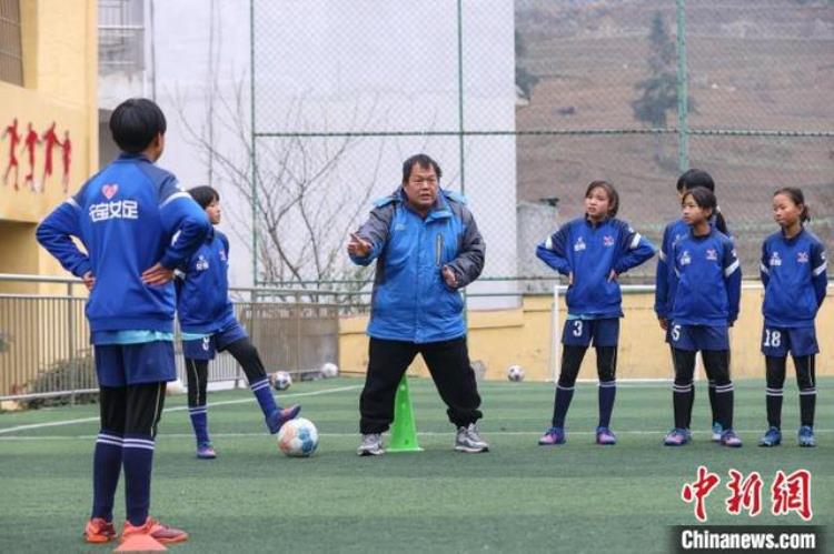彝族女子足球队「贵州毕节乡村小学里的女子足球队」