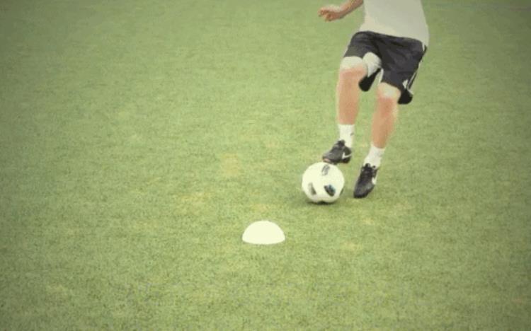 足球怎么转身「维维足球转身教程最简单实用的回拉转身拉球转身教学」