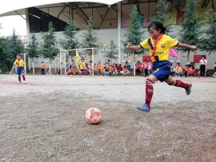 宣威明德小学足球队「用足球丈量世界宣威这所乡村小学多次蝉联女足冠军」