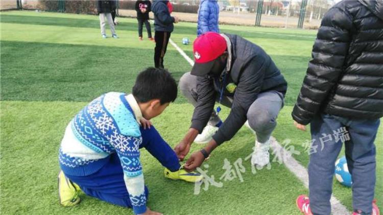 非洲富二代北漂做足球教练记者走进非洲小伙李卡德在北京的家