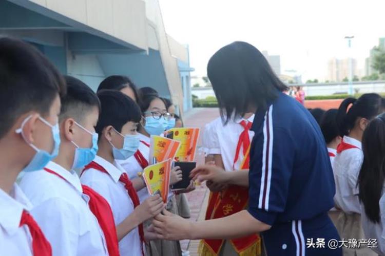 汝州外国语小学期中考试表彰大会今日举行300余名学生获奖