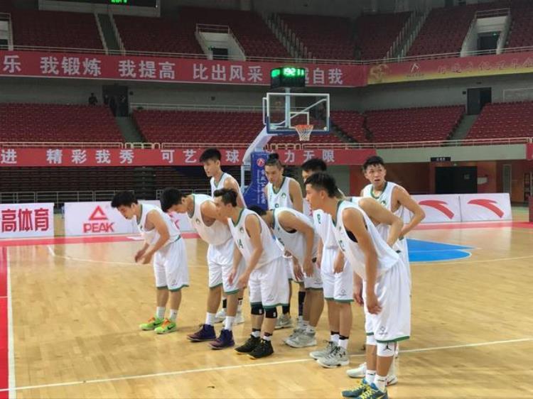 澳门男篮队员鞠躬致谢香港球迷却将恒大球衣丢厕所差距真大