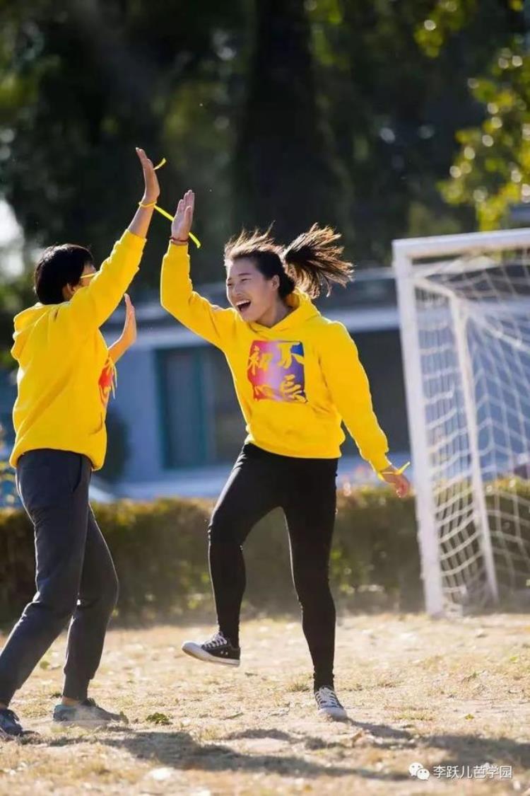 学校举办的足球赛增进了各班同学之间的友谊「老师们的一场球赛激发孩子们对足球产生强烈兴趣」