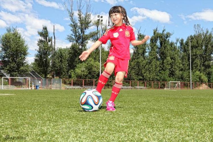 女孩踢足球有什么好处「王之者足球以下四点告诉你女生踢足球有什么好处」