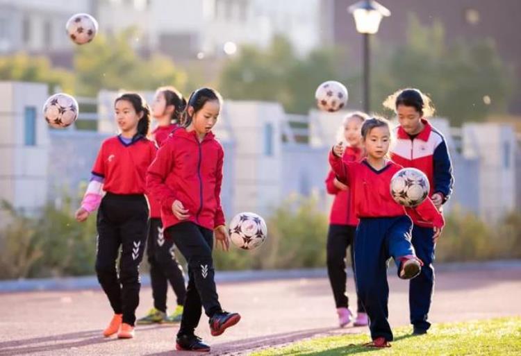 女孩踢足球有什么好处「王之者足球以下四点告诉你女生踢足球有什么好处」