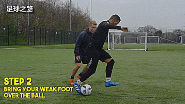 F2花式足球技巧360度旋转穿裆过人能把自己转晕