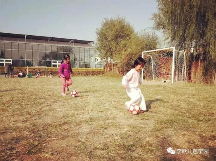 学校举办的足球赛增进了各班同学之间的友谊「老师们的一场球赛激发孩子们对足球产生强烈兴趣」