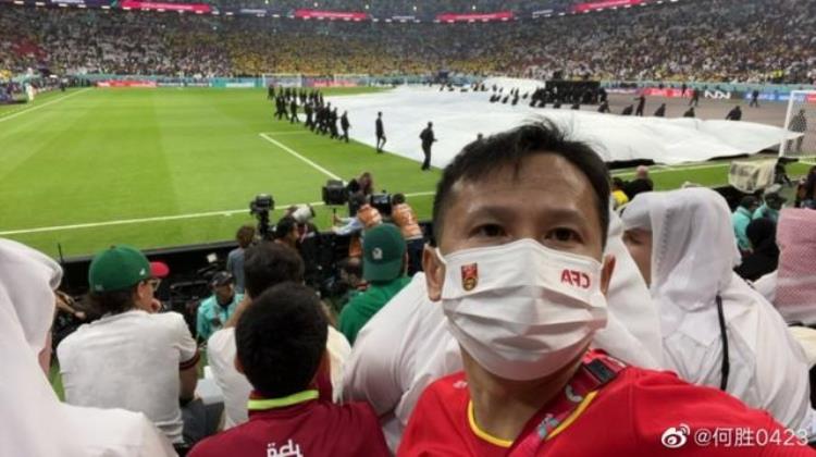 退钱哥揭幕战现场举中国国旗再次踏进世界杯球场依旧热血沸腾
