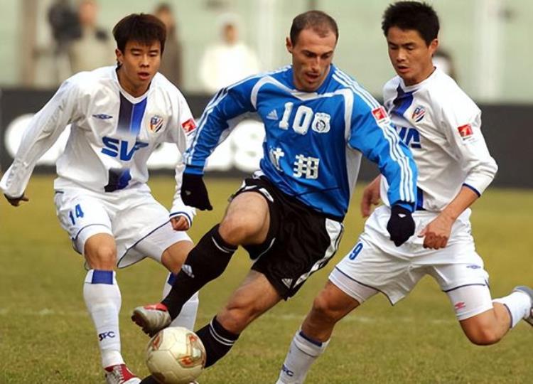 大连足球史上今天2004年中超实德8名U23首发主场2比2上海申花