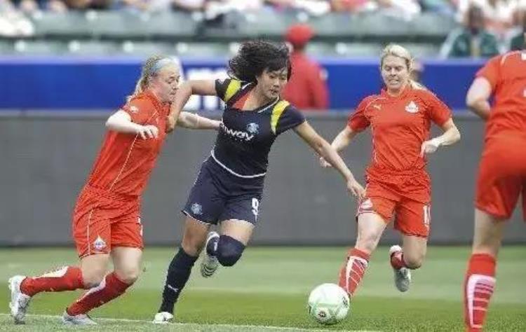 女生踢足球的好处「谁说踢球只是男性专属女性踢球的好处原来这么多」