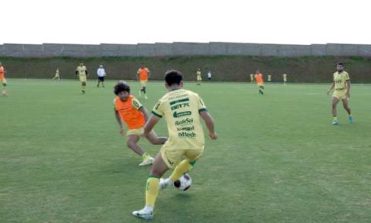 奔跑在巴西绿茵场上的中国身影访中国球员肖俊龙