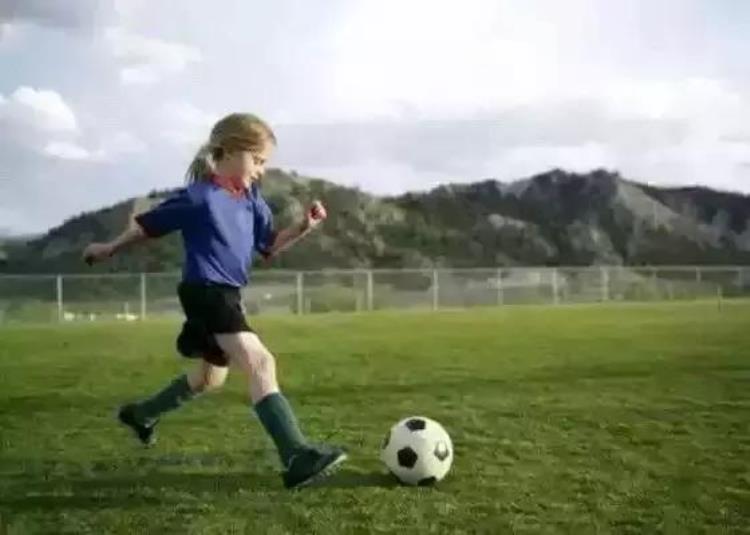 女生踢足球的好处「谁说踢球只是男性专属女性踢球的好处原来这么多」