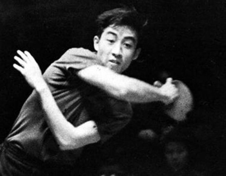 庄则栋中国乒乓球的第一个世界三连冠1976年被免职