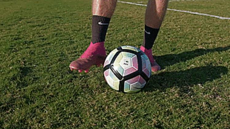 足球中最常用的五种传球技巧「足球中最常用的五种传球技巧」