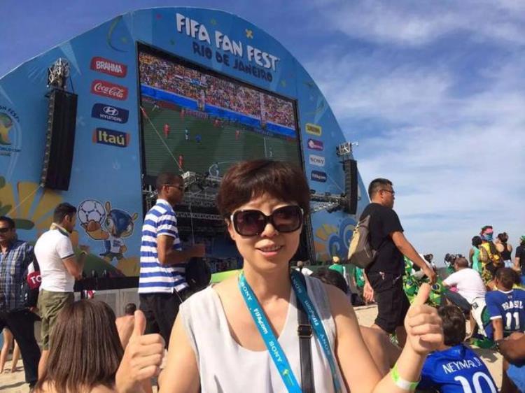 和米卢关系好的女记者「她曾是中国第一足球记者与米卢关系密切今再贴米卢合影少人看」