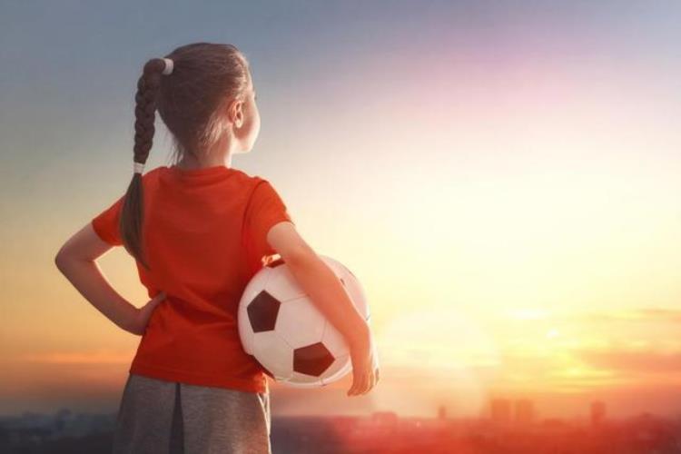 女孩踢足球有什么好处「王之者足球以下四点告诉你女生踢足球有什么好处」