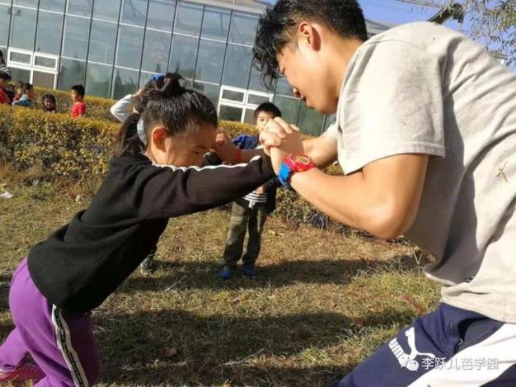 学校举办的足球赛增进了各班同学之间的友谊「老师们的一场球赛激发孩子们对足球产生强烈兴趣」