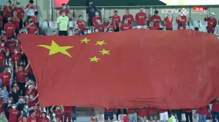 国足输给阿曼「遗憾国足1:1遭阿曼逼平外国球迷中国队的路变窄了」