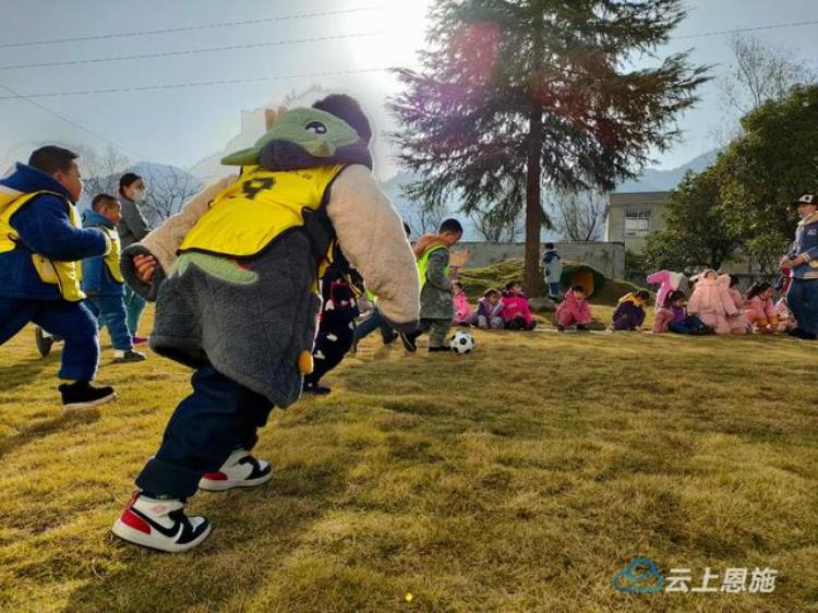 鹤峰幼儿园里的睡衣足球大战
